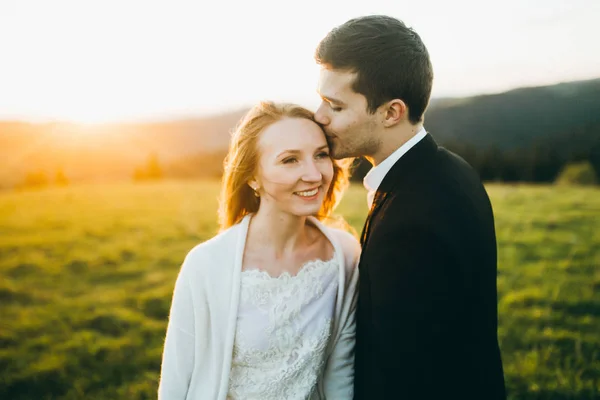 Joven Pareja Recién Casados Posando Las Montañas —  Fotos de Stock