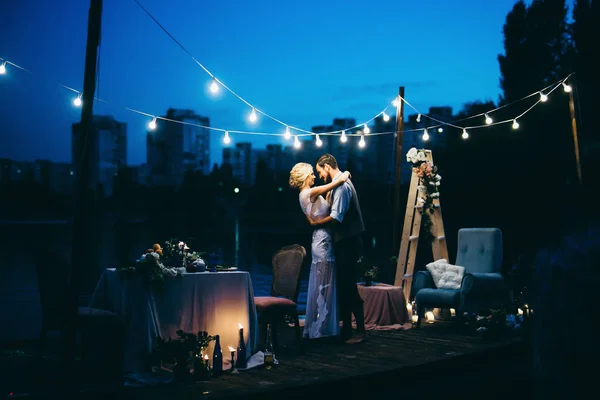 Šťastný Mladý Pár Novomanželů Molu Objímání — Stock fotografie