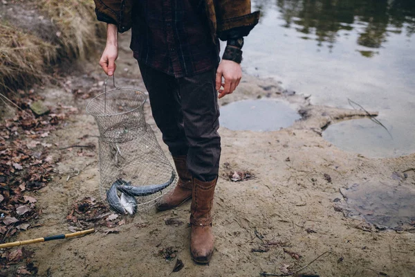 Göl Kenarında Onun Catch Ile Yakışıklı Balıkçı — Stok fotoğraf