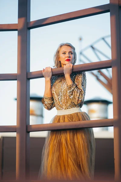 Mulher Elegante Vestindo Vestido Dourado Posando Telhado — Fotografia de Stock