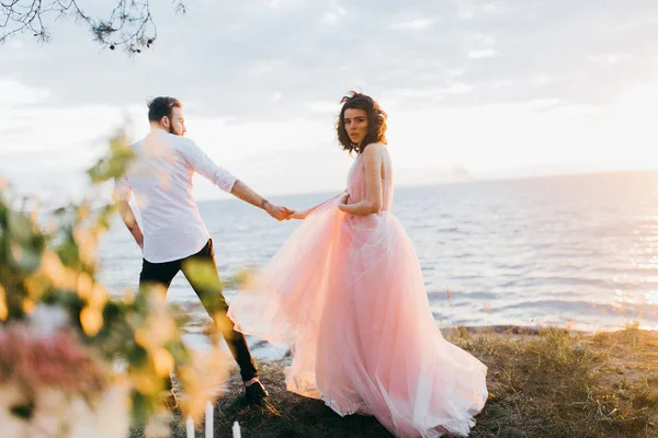 Jovem Casal Recém Casados Caminhando Pelo Lago Pôr Sol — Fotografia de Stock