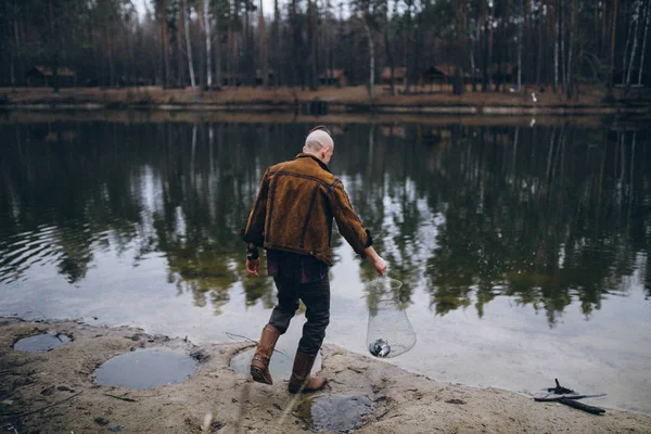 Göl Kenarında Onun Catch Ile Yakışıklı Balıkçı — Stok fotoğraf