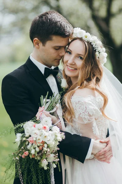 Joven Pareja Recién Casados Posando Hermoso Jardín —  Fotos de Stock