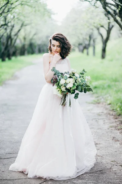 Jeune Belle Mariée Posant Extérieur — Photo