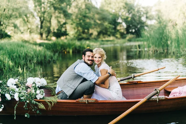 Young Wedding Couple Embracing Boat — Stock Photo, Image