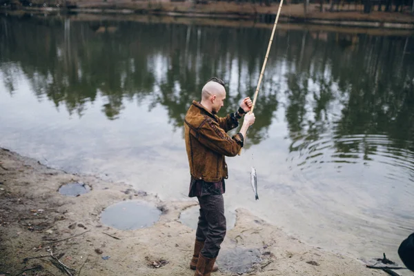 ハンサムな漁師は湖で彼を捕まえると — ストック写真