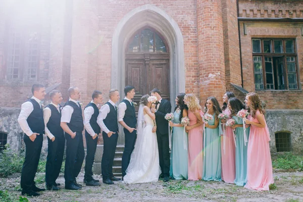 Inschrijving Bruid Met Lachende Groomsmen Poseren Bruidskinderen Bruidegom — Stockfoto