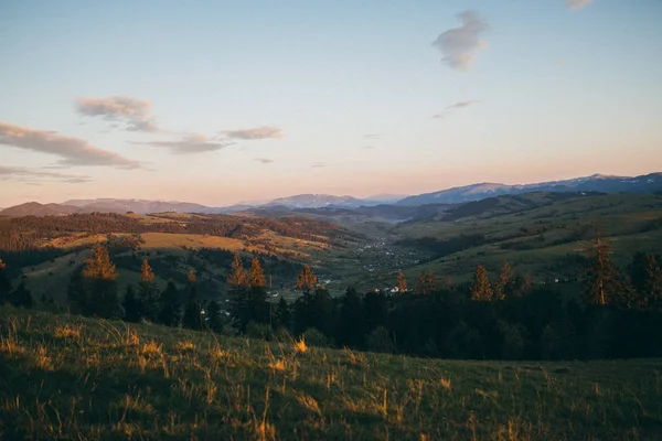 Uma Vista Incrível Para Montanhas Bela Paisagem — Fotografia de Stock Grátis