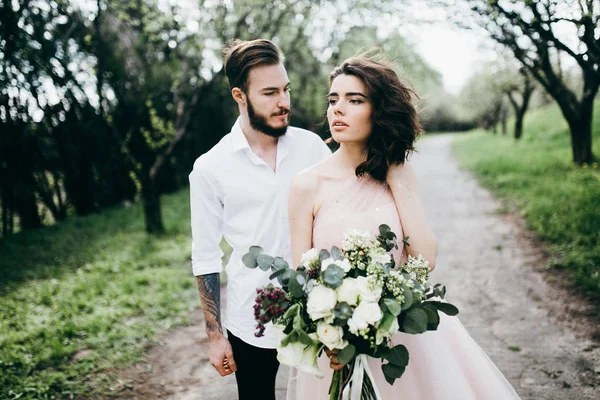 Pareja Joven Recién Casados Posando Jardín Primavera — Foto de Stock