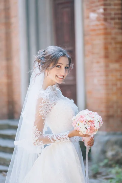 城の近くを歩く若い花嫁 — ストック写真