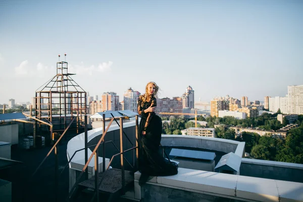 Loira Atraente Com Lábios Vermelhos Vestido Preto Posando Telhado — Fotografia de Stock