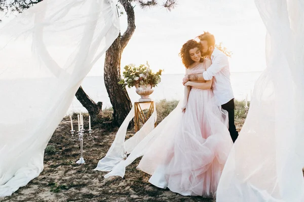 Jovem Casal Recém Casados Posando Por Mar — Fotografia de Stock