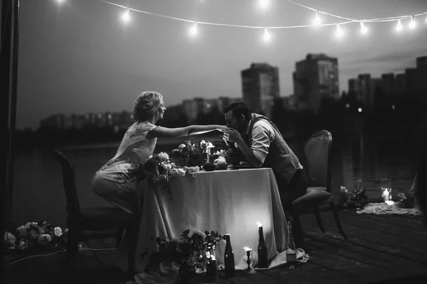 Gelukkige Jonge Paar Voor Jonggehuwden Eten Pier Bruidegom Kussen Bruidskamer — Stockfoto