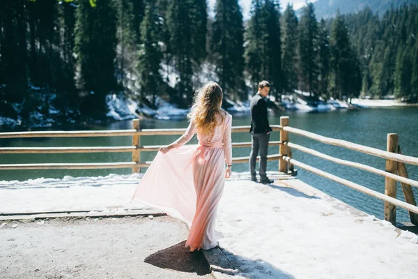 Feliz Jovem Casal Recém Casados Posando Perto Lago Montanha — Fotografia de Stock