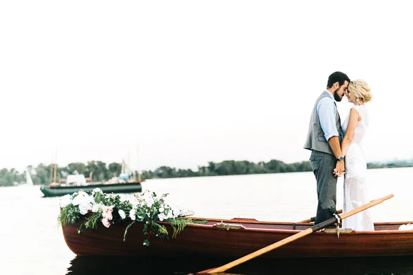 Ung Bryllup Par Poserende Båd - Stock-foto