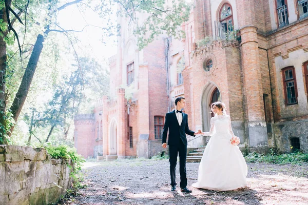 Pareja Feliz Boda Caminando Cerca Del Viejo Castillo Increíble —  Fotos de Stock