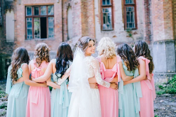 Inschrijving Bruid Met Bruidsmeisjes Glimlachend Gekleed Lange Elegante Jurken — Stockfoto