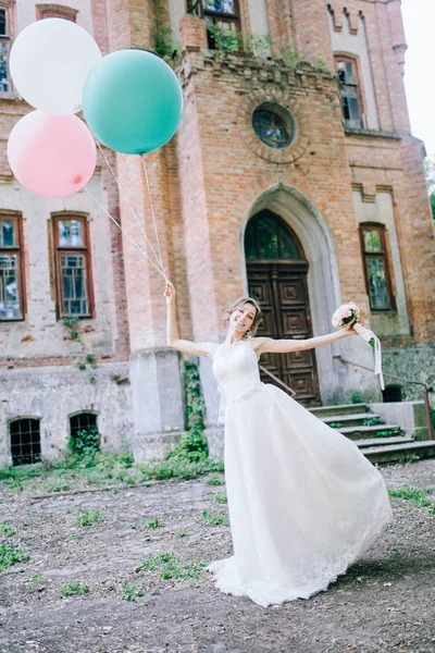 Giovane Sposa Vicino Castello Con Palloncini — Foto Stock