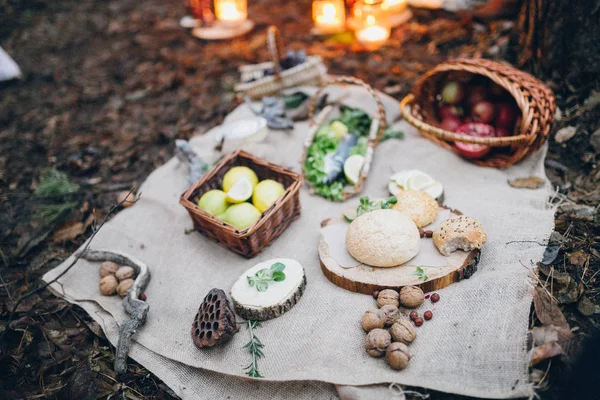 Peixe Com Legumes Chão Floresta — Fotografia de Stock