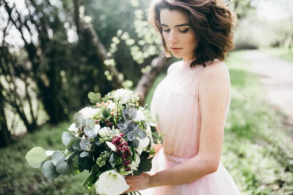 Unga Vackra Brud Holding Blommor Utomhus — Stockfoto