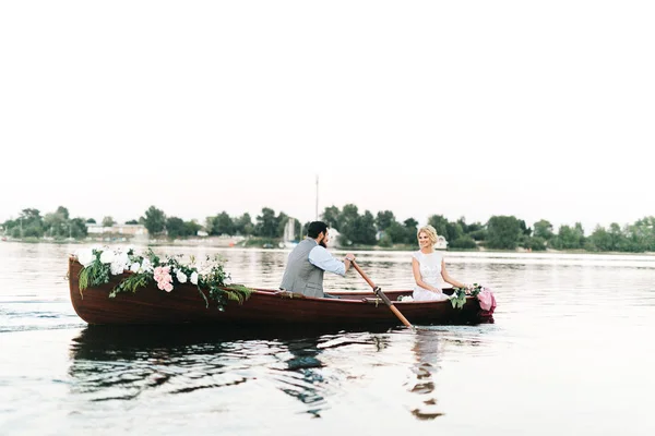 Young Wedding Couple Boat Man Rowing — Stock Photo, Image