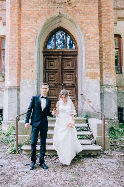 Jovem Casal Casamento Saindo Castelo — Fotografia de Stock