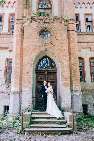 Hochzeitspaar Posiert Der Nähe Des Alten Schlosses — Stockfoto