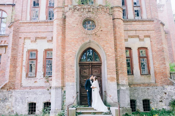 Svatební Pár Pózuje Staré Úžasné Hradu — Stock fotografie