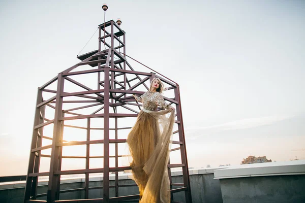 Елегантна Жінка Золотій Сукні Позує Даху — стокове фото