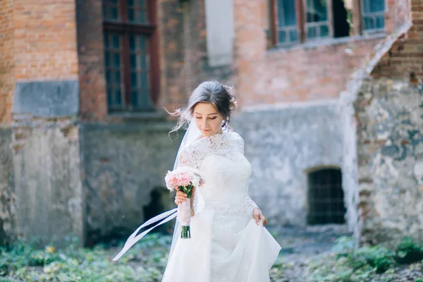 Jonge Bruid Wandelen Buurt Van Het Kasteel — Stockfoto