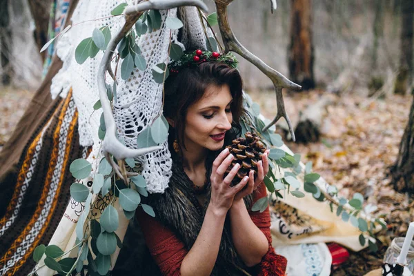 Ormanda Genç Güzel Kadın — Stok fotoğraf