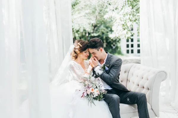 Jong Koppel Voor Pasgetrouwden Poseren Bruidegom Kussen Bruidskamer Hand — Stockfoto