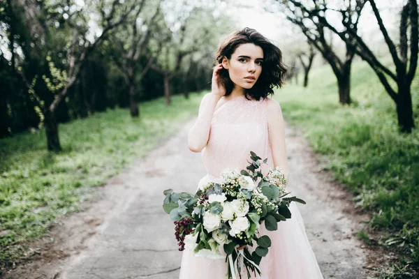 Jeune Belle Mariée Posant Avec Des Fleurs Extérieur — Photo