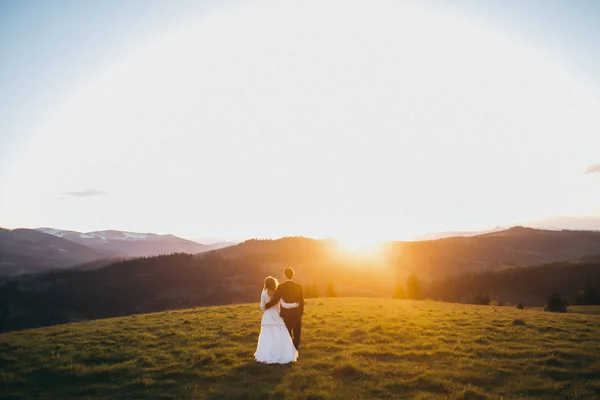 Joven Pareja Recién Casados Abrazando Aire Libre — Foto de Stock