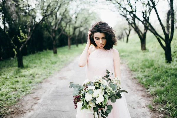 Unga Vackra Brud Poserar Med Blommor Utomhus — Stockfoto