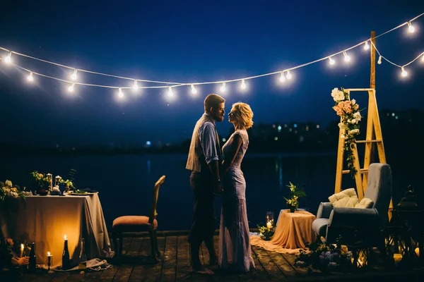 Heureux Jeune Couple Jeunes Mariés Sur Jetée Câlins — Photo