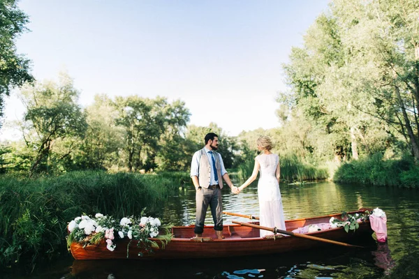 Young Wedding Couple Standing Boat — Stock Photo, Image