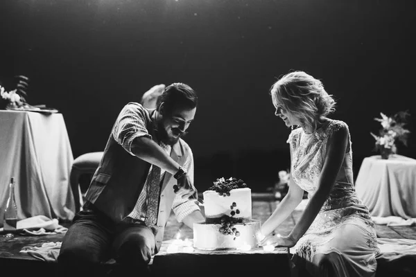 Feliz Jovem Casal Recém Casados Com Bolo Casamento Cais — Fotografia de Stock