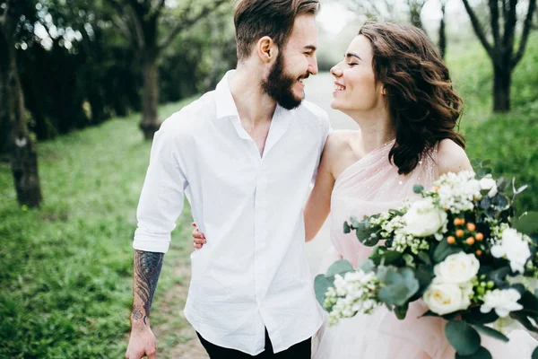 Junges Brautpaar Spaziert Frühlingsgarten — Stockfoto