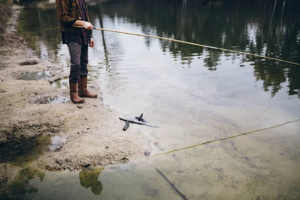 Pescador Bonito Pesca Junto Lago — Fotografia de Stock