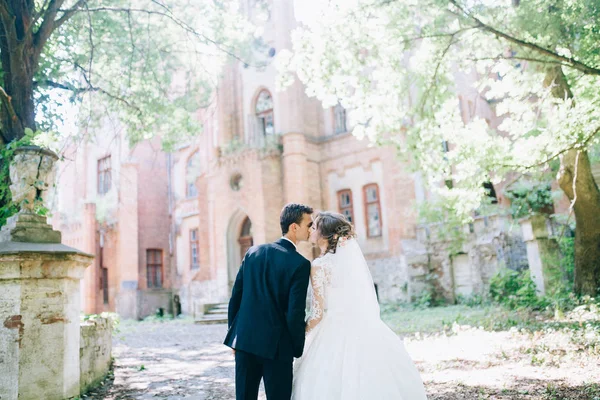 Hochzeitspaar Küsst Sich Der Nähe Des Alten Schlosses — Stockfoto