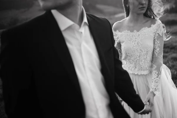 手を繋いでいる新婚の若いカップル — ストック写真