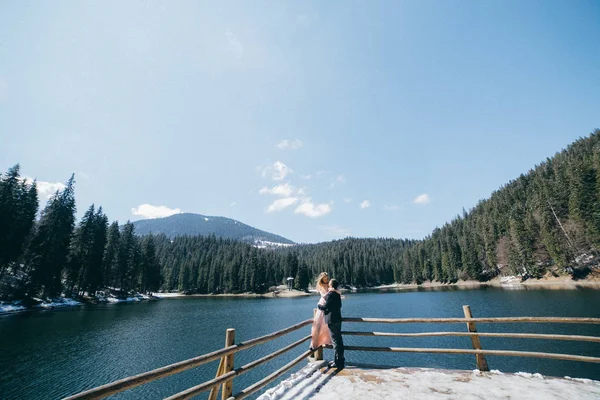 Happy Young Couple Newlyweds Posing Mountain Lake — Stock Photo, Image
