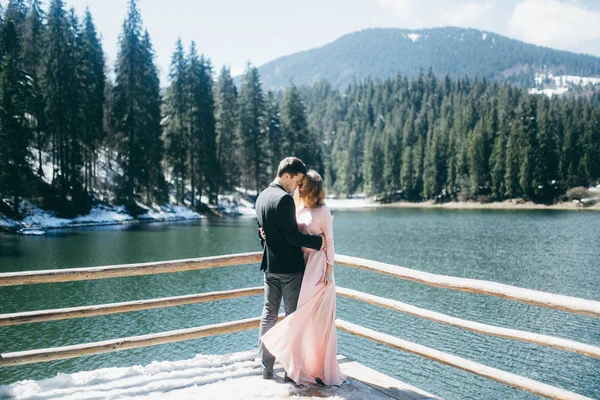 Feliz Jovem Casal Recém Casados Posando Perto Lago Montanha — Fotografia de Stock