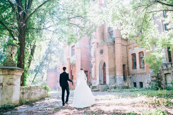 Glückliches Hochzeitspaar Beim Spaziergang Der Nähe Der Alten Burg — Stockfoto