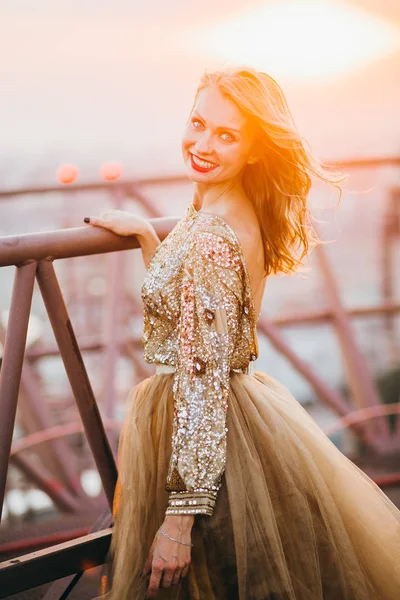 Mulher Elegante Com Lábios Vermelhos Vestindo Vestido Dourado Sorrindo Telhado — Fotografia de Stock