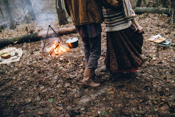 Ormanda Dans Onun Sevgili Kızı Ile Genç Adam — Stok fotoğraf