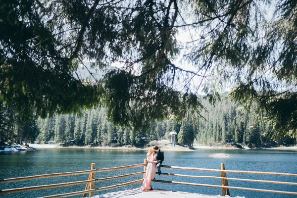 Cuplu Tânăr Fericit Proaspăt Căsătoriți Pozând Lângă Lacul Munte — Fotografie, imagine de stoc