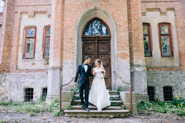 Junges Hochzeitspaar Verlässt Schloss — Stockfoto