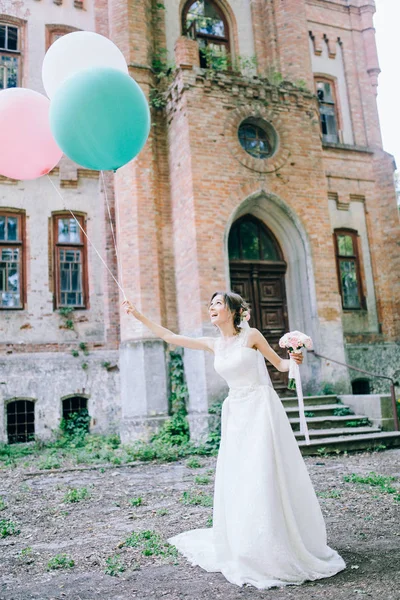 Jonge Bruid Buurt Van Het Kasteel Met Ballonnen — Stockfoto